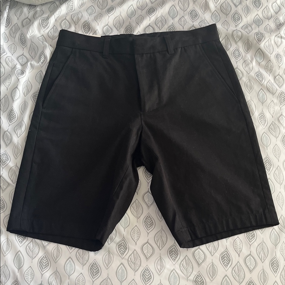 VINCE classic fit men’s shorts. Size 28.